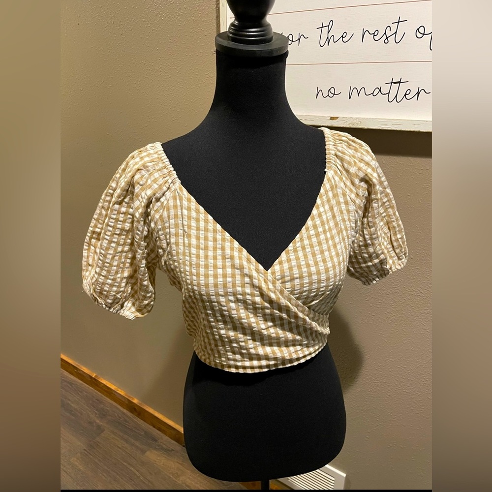 NWT- Super Cute Crop Top- Medium